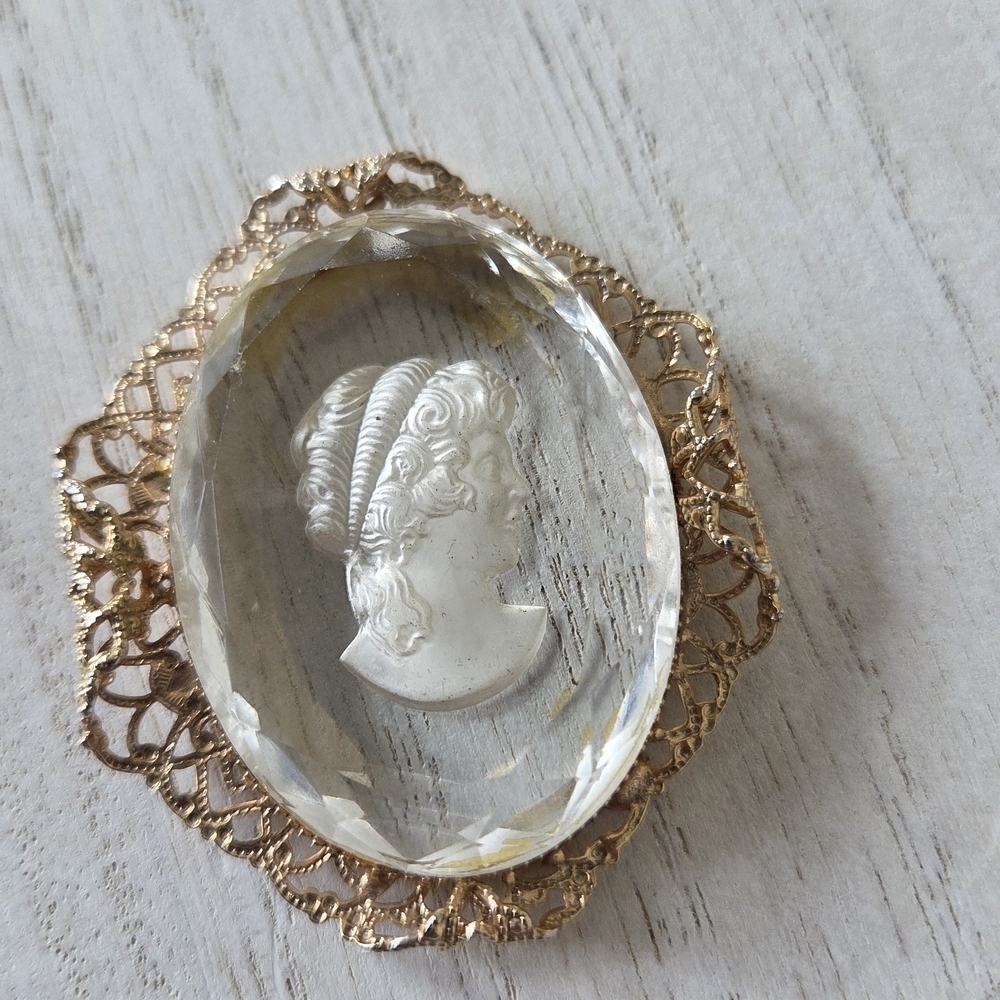 Vintage Cameo Pendant - Clear With Gold Frame